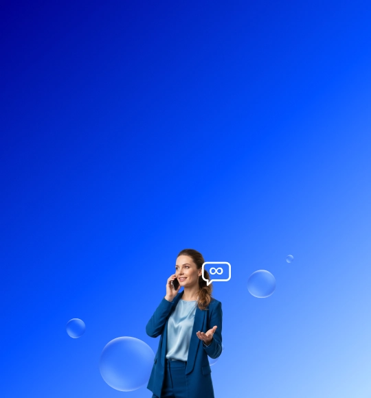 Spokojená žena s telefonem u ucha a chat bublinou u hlavy