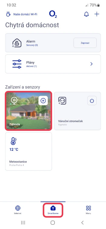 Mobilní aplikace O₂ Chytrá domácnost s přehledem zařízení, zvýrazněná kamera zahrady a záložka Smarthome