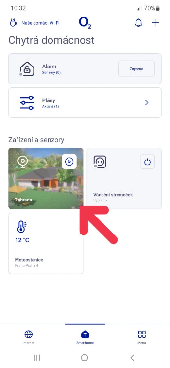 Přehled zařízení v aplikaci O2 Chytrá domácnost se zobrazenou nově přidanou kamerou Zahrada mezi ostatními zařízeními.