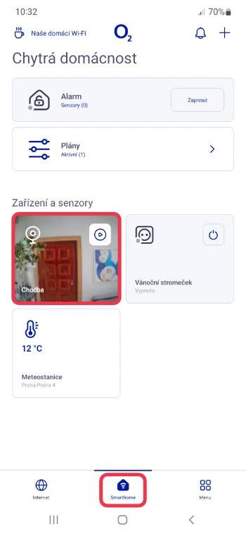 Hlavní obrazovka aplikace O2 Chytrá domácnost s přehledem zařízení a vybranou kamerou Chodba v sekci Smarthome