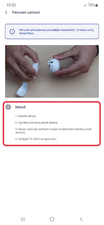 Návod k párování senzoru v aplikaci O2 Chytrá domácnost s instrukcemi k otevření senzoru a vyjmutí baterie