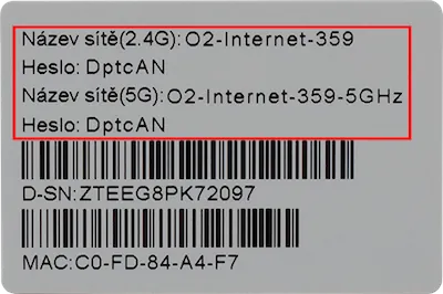 Štítek na routeru s názvem Wi‑Fi sítě pro pásma 2,4 GHz a 5 GHz, heslem k síti a technickými údaji zařízení.