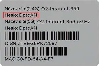 Štítek na routeru se zvýrazněným heslem k Wi‑Fi síti a dalšími identifikačními údaji zařízení.