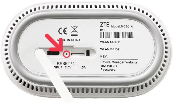 Otvor s tlačítkem Reset na modemu