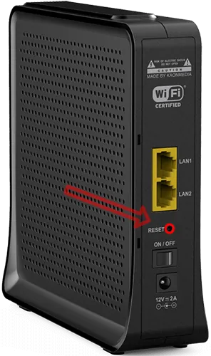 Umístění tlačítka Reset na zadním panelu O2 Smart Boosteru se zvýrazněnou červenou šipkou