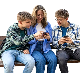 Tři mladí lidé sedící na lavičce a společně si prohlížející obsah na nových chytrých telefonech