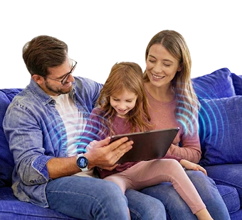 Šťastná rodina na pohovce využívá službu O2 Connect pro připojení tabletu i chytrých hodinek