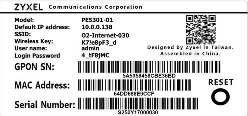 Štítek s názvem a heslem domácí Wi-Fi na spodní straně modemu O2 Optic Box (Zyxel PE5301-01)