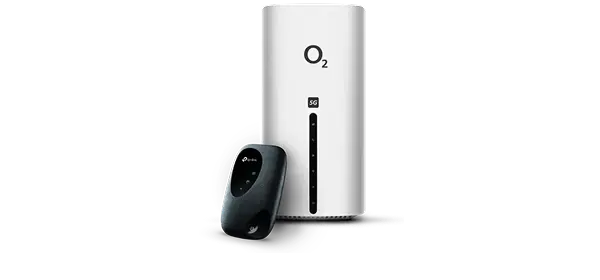 Bílý Modem 5G Box a černý přenosný modem TP Link