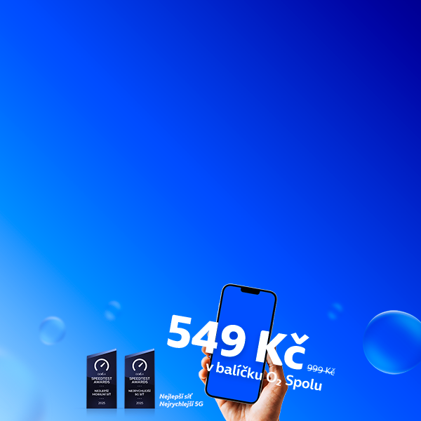 Mobilní telefon, který pevně drží ruka, a na něm napsaná částka 549 Kč "v balíčku O2 Spolu". Vedle stojí dvě sošky Ookla ocenění za rok 2025.