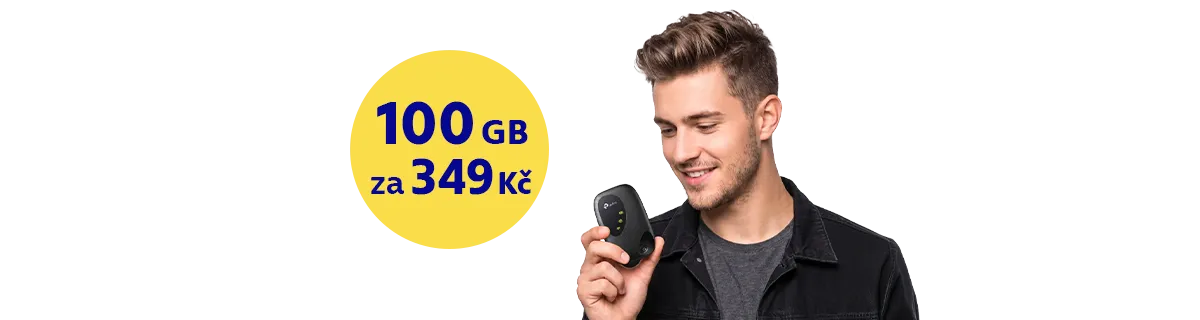mladý muž drží router a vedle něj je nápis 100 GB za 349 Kč