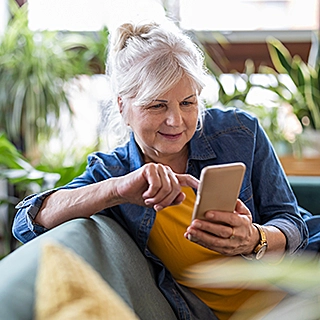 Žena kontrolující obsah svéh otelefonu