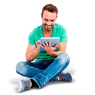 Usmívající se muž s tabletem v ruce