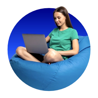 Mladá žena pracující na notebooku