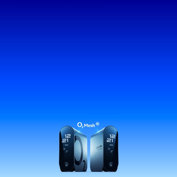 Dvojice modemů O2 Smart Box 3 (verze DSL a Optic) s technologií Wi-Fi 6 a 3,5" LCD displejem tvořící jednotnou O2 Mesh síť pro pokrytí celého domu