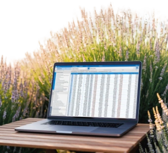 Notebook na zahradě připojený k internetu díky O2 Mesh systému, který rozšíří signál i do vzdálených míst domácností