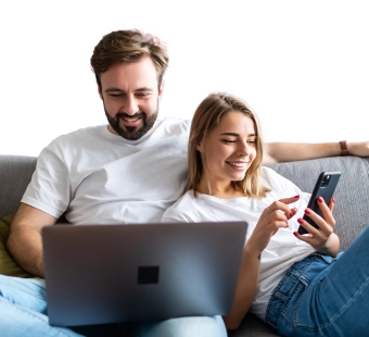 Pár muž a žena sedící na gauči a využívající rychlé Wi-Fi připojení pro surfování na internetu