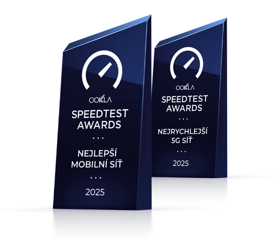 dvě černé sošky s oceněním od Ookla za rok 2025