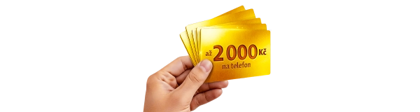 ruka držící telefon se zlatým kupónem na 7 000 Kč