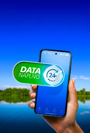 Ruka držící mobilní telefon se zobrazeným textem "Data naplno" a ikonou 24 hodin. V pozadí je jezero a modrá obloha.