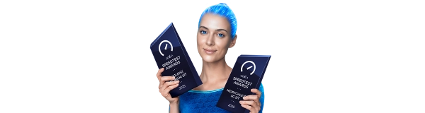 Virtuální asistentka Eva držící dvě ocenění Ookla Speedtest Awards za rok 2025. Text na oceněních čte "Nejlepší mobilní síť" a "Nejrychlejší 5G síť".