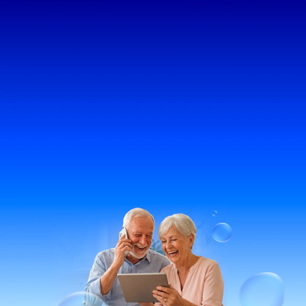 Usměvavý senior a seniorka používají tablet, muž telefonuje mobilem.