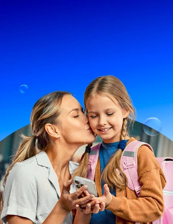 Žena s dcerou, která se dívá do telefonu