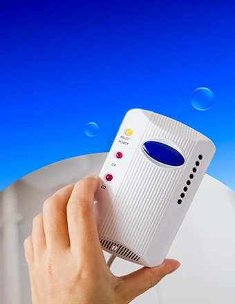 chytré zařízení připojené na dálku, které někdo drží v ruce