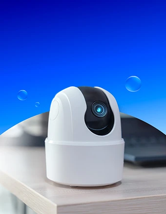 Bezpečnostní kamera na stole, modré pozadí s bublinkami