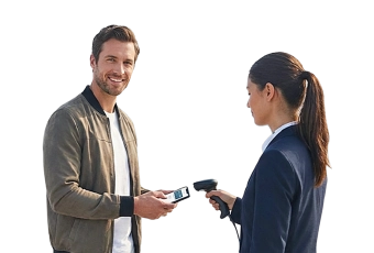 žena kontroluje vstupenku čtečkou na mužově telefonu