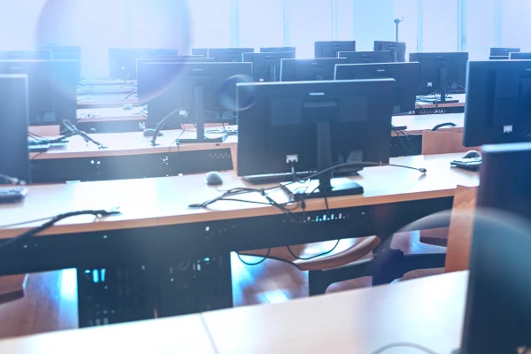 kancelář s několika monitory