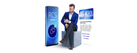 muž v obleku nastavuje na telefonním displeji RCS službu