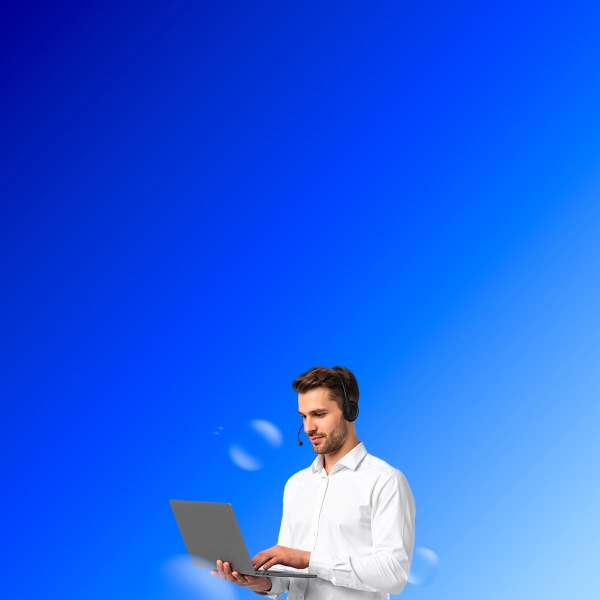  muž,který pracuje na notebooku a vedle něj jsou bublinky