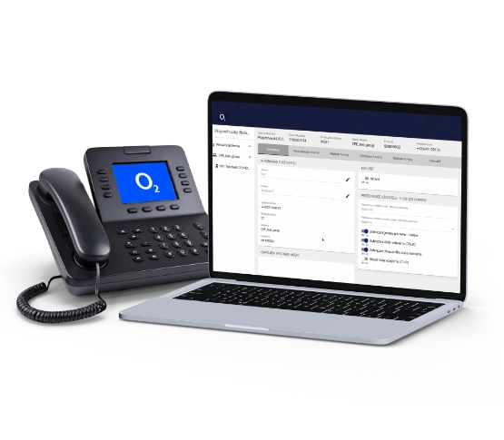 pevní linka, vedle které je otevřený notebook