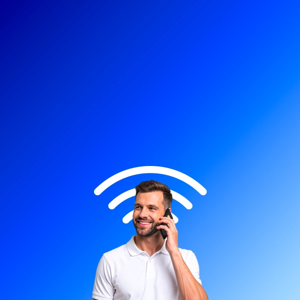 muž telefonuje a za ním je na modrém pozadí znázorněn signál pomocí bílých rozšiřujících se křivek