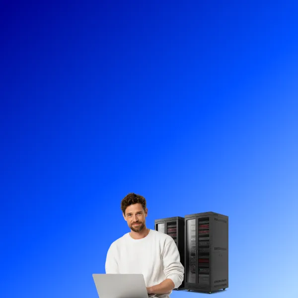 Technick s notebookem před serverem