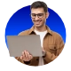 Muž s notebookem v ruce