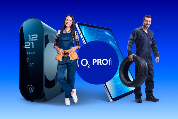 Podnikatelé v kavárně používají služby v rámci balíčku O2 Spolu