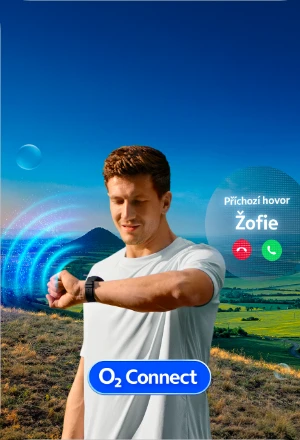 Muž v přírodě sleduje příchozí hovor na chytrých hodinkách propojených přes O2 Connect