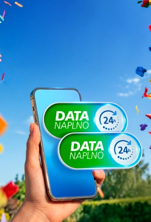 Ruka držící mobilní telefon se zobrazeným textem dvakrát pod sebou "Data naplno" a ikonou 24 hodin