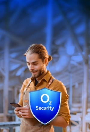 Muž v pracovní zástěře drží mobilní telefon, před ním je logo "O2 Security" ve tvaru modrého štítu