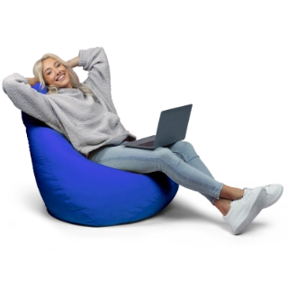 Spokojená žena na sedacím vaku s rukama za hlavou